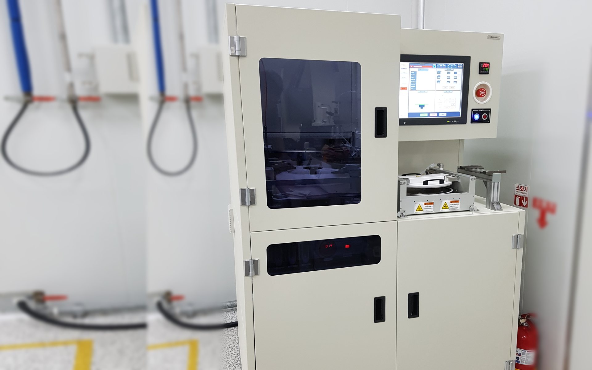 M-TRACK manual coater track in a cleanroom